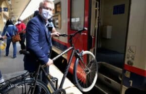 وزير النقل في بلجيكا جورج جيلكينيت مع دراجته