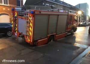 شاحنة الإطفاء في بروكسل تسقط  في حفرة بالطريق