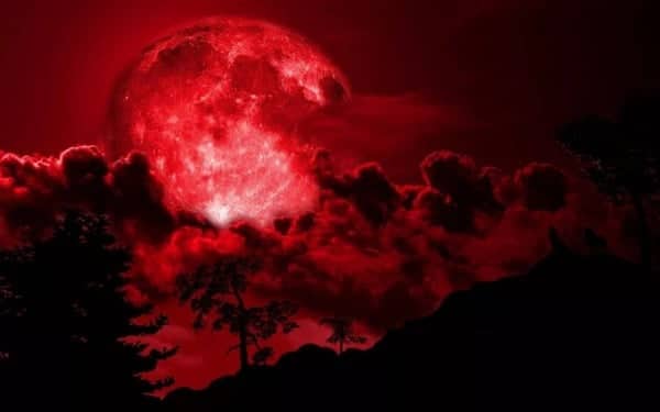 صورة القمر الأحمر