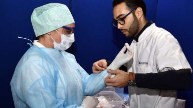 اطباء يعالجون فيروس كورونا في اسبانيا