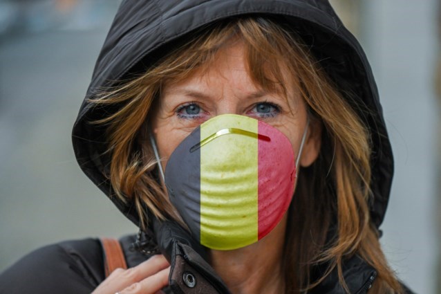 امرأة بقناع فم عليه علم بلجيكا