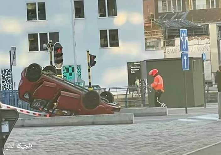 ارتفاع جسر في بلجيكا أثناء وجود سيارة عليه