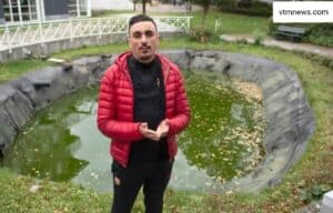 كمال جرادة أمام بحيرة المياه التي غرق بها محمد