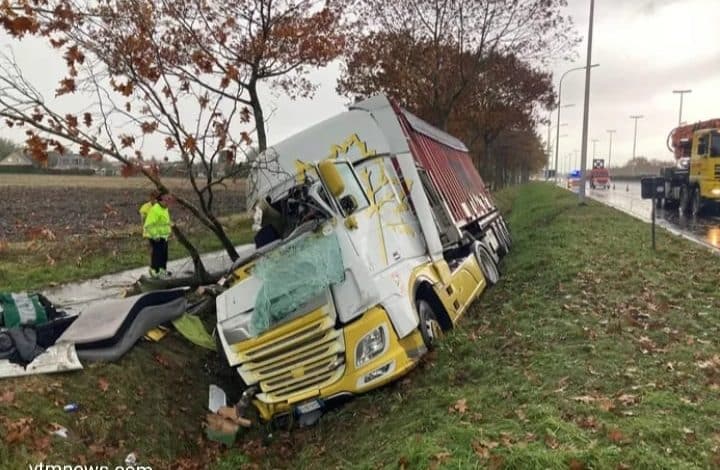 مصرع سائق شاحنة في بلجيكا بعد اصطدامه بشجرة