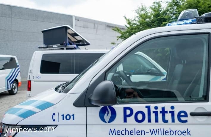 الشرطة تطارد شاب عربي في بلجيكا يبلغ من العمر 16 عام هرب بالسيارة