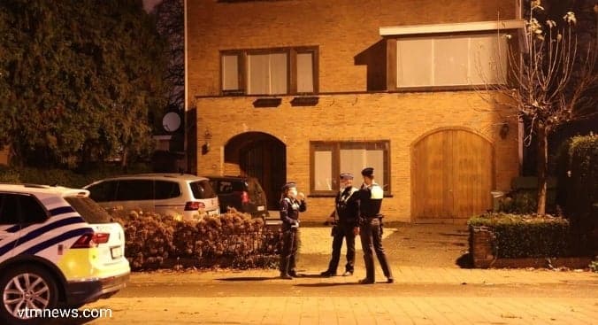 اخبار انتويرب: مجهولون يلقون المفرقعات النارية على منزل بارت دي ويفر