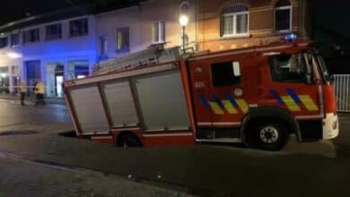 سقوط شاحنة الإطفاء في حفرة بالشارع في بروكسل