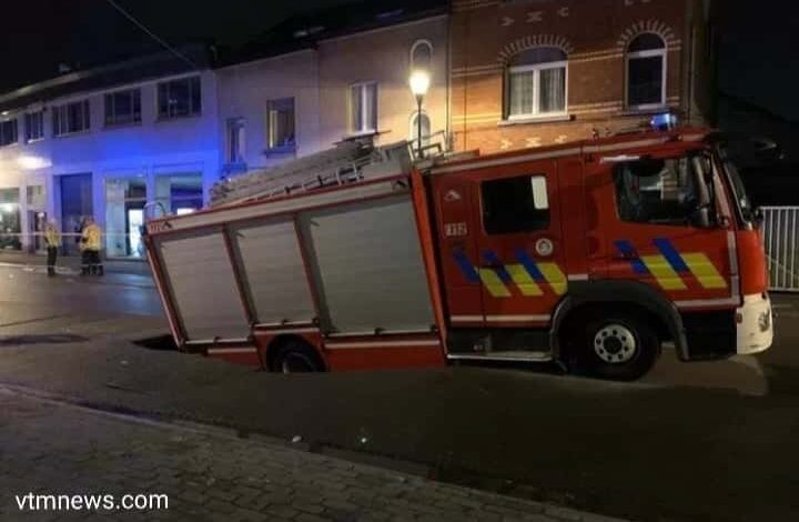 سقوط شاحنة الإطفاء في حفرة بالشارع في بروكسل