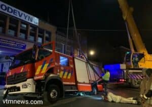 شاحنة الإطفاء في بروكسل تسقط  في حفرة بالطريق الآن
