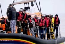 ناجون من غرق قارب مهاجرين يتهمون السلطات البريطانية والفرنسية بعدم المساعدة
