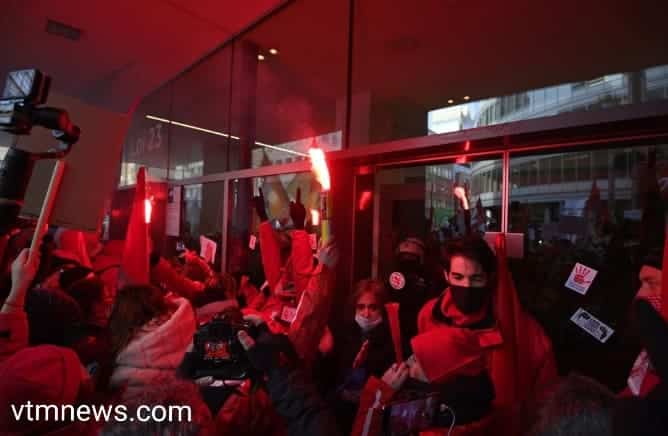 متظاهرون يحاولون اقتحام مقر وزير الصحة البلجيكي في بروكسل