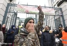 احتجاجات مهاجرين بلا أوراق في بروكسل أمام مبنى بنك KBC ضد الإخلاء المحتمل