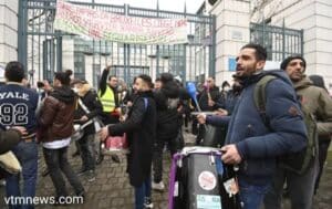 تظاهر مهاجرين بلا أوراق في مدينة بروكسل أمام مبنى بنك KBC