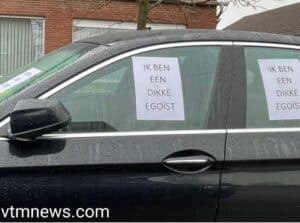 بلجيكي في مدينة بيرلار يتفاجأ بملصقات على سيارته