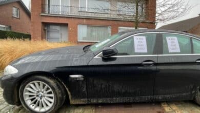 بلجيكي يتفاجأ بملصقات على سيارته مكتوب عليها "أنا الأناني السمين"
