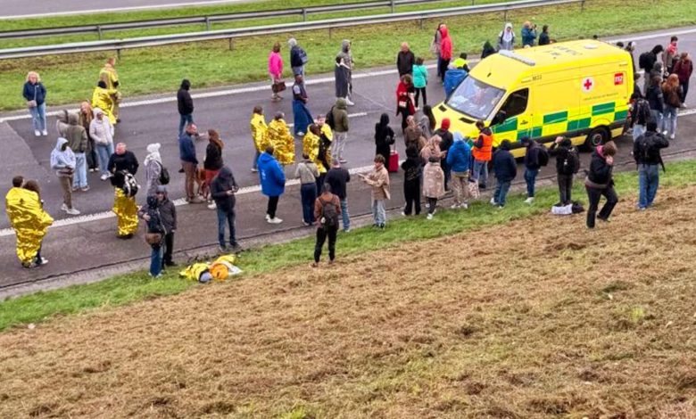 Police and emergency services responding to an explosives threat on the E25 highway near Sprimont, Belgium.