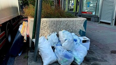 A national strike disrupted waste collection in Brussels, leaving rubbish bags on sidewalks and closing recycling centers. Further delays are possible Monday